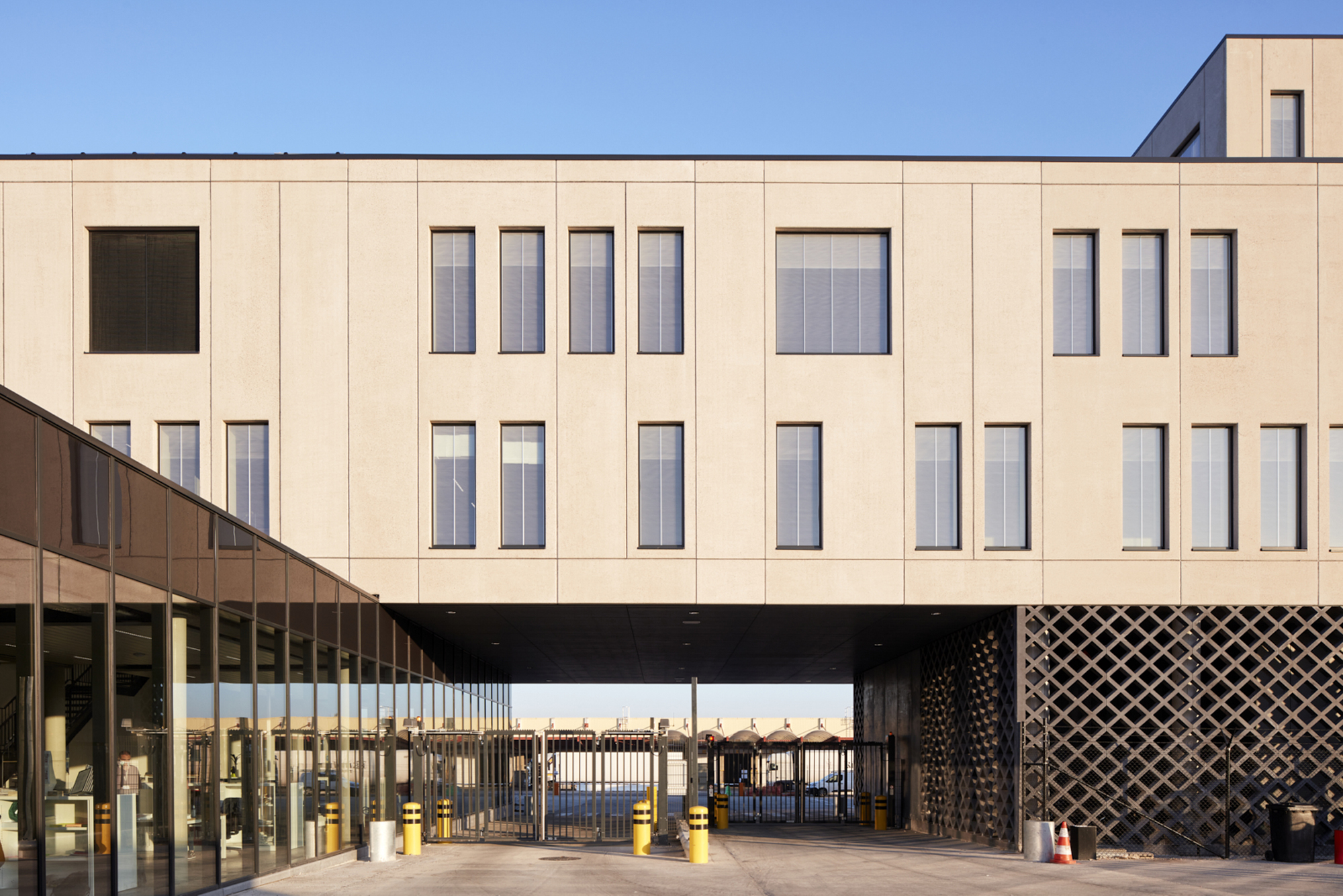 Swissport New Office Building in Brussels Airport Extreme UHPC Structure Fence White Hub